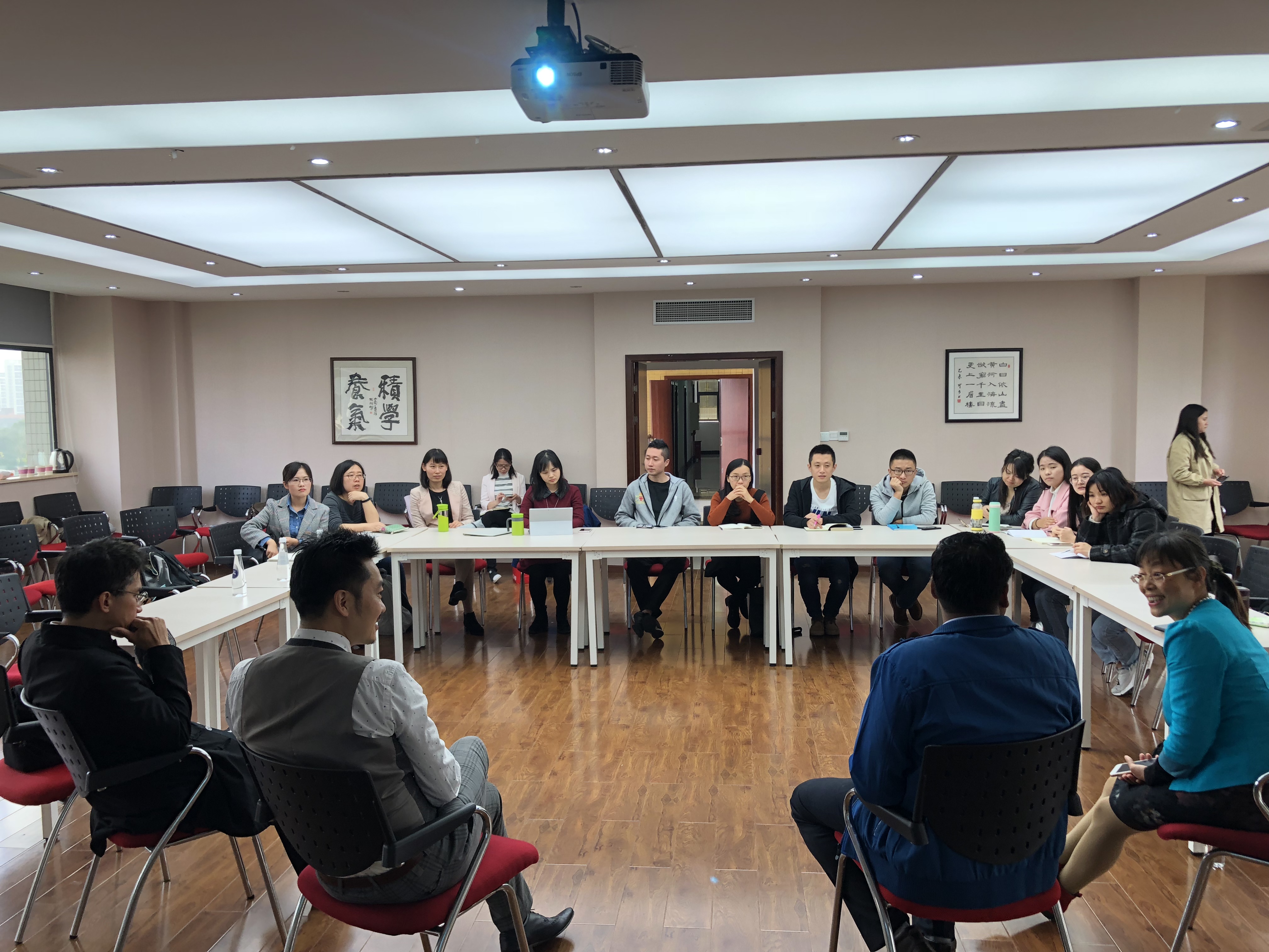 剑桥大学沃尔森学院綦晓光教授应邀主讲重大讲座并参与外国语学院学术